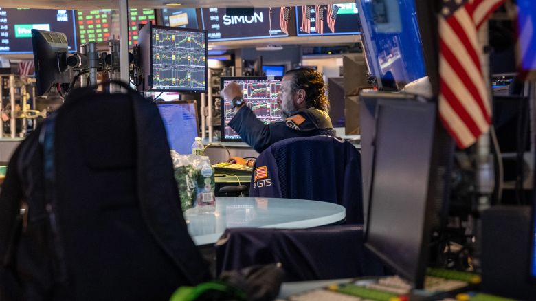 NEW YORK, NEW YORK - OCTOBER 30: Traders work on the floor of the New York Stock Exchange (NYSE) on October 30, 2023 in New York City. The Dow rose over 500 points partly on expectations from an upcoming jobs report, Apple corporate earnings and a Federal Reserve meeting on interest rates.  (Photo by Spencer Platt/Getty Images)